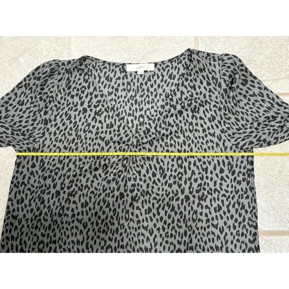 LOFT/Ann T Womens Large Black Gray Leopard Print Short Sleeve Blouse Shirt Vneck - Picture 3 of 7